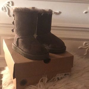 T Bailey Bow / Grey size 9